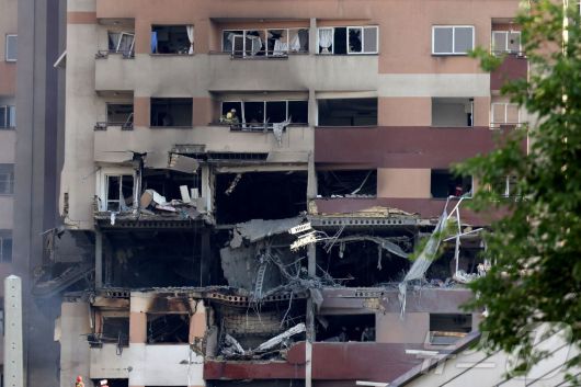 2025년 6월 13일 이란 수도 테헤란에서 구조대가 이스라엘 공습의 표적이 된 건물에서 작업하고 있다. 이스라엘은 13일 새벽 이란의 핵 및 군사 시설과 테헤란의 주거용 건물을 겨냥한 공습을 단행했다. ⓒ AFP=뉴스1 ⓒ News1 신기림 기자