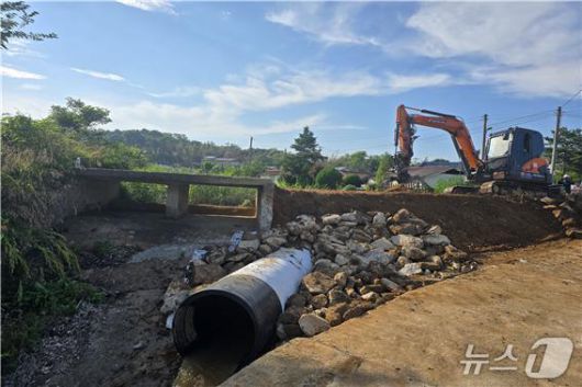 한국농어촌공사 전북지역본부는 집중호우(114㎜)로 발생한 충량저수지(군산시 개정면 위치) 제방 유실 사고를 신속히 대응했다.(공사제공, 재판매 및 DB금지)2025.6.14/뉴스1
