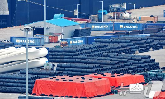 13일 경기 평택시 포승읍 평택항에 철강 관련 물품이 놓여져 있다. 도널드 트럼프 미국 행정부가 50% 관세 부과 대상인 '철강 파생 제품'에 냉장고와 세탁기 등 생활가전 품목을 대거 추가하면서 국내 가전업체의 미국 시장 내 가격 경쟁력이 약화할 수 있다는 우려가 나온다. 2025.6.13/뉴스1 ⓒ News1 장수영 기자