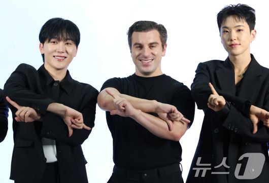 그룹 세븐틴의 승관(왼쪽부터)과 브라이언 체스키 에어비앤비 공동창업자 겸 CEO, 호시가 4일 오후 서울 용산구 한화손해보험 한남사옥에서 열린 에어비앤비 포토행사에 참석해 포즈를 취하고 있다. 2025.6.4/뉴스1 ⓒ News1 권현진 기자