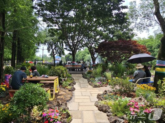 진주 '2025 대한민국 정원산업박람회' 정원 쉼터. 2025.6.15/뉴스1 한송학기자