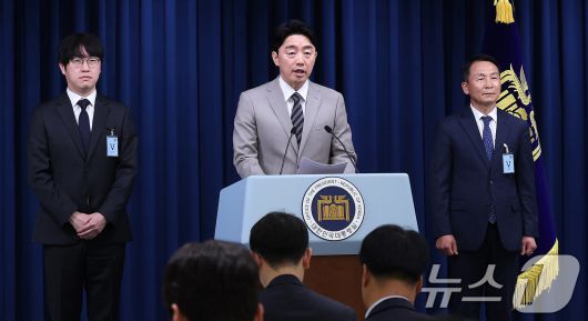 강훈식 대통령 비서실장이 15일 서울 용산구 대통령실 청사에서 인선 관련 브리핑을 하고 있다. 이재명 대통령은 이날 국가안보실 1차장에 김현종 전 국방개혁비서관을 임명했다. 국가안보실 2차장에는 임웅순 주캐나다 대사를, 3차장에는 오현주 주교황청 대사를 각각 임명했다. AI미래기획수석에는 하정우 네이버클라우드 인공지능(AI)혁신센터장을 임명했다. 왼쪽부터 하정우 AI 미래기획수석, 강 비서실장, 김현종 국가안보실 1차장. 2025.6.15/뉴스1 ⓒ News1 박지혜 기자