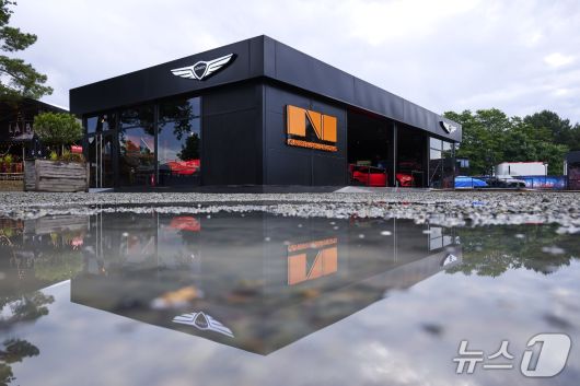르망 24시 현장 제조사 빌리지(Manufacturer Village)에 마련된 제네시스 전시 부스의 모습.(제네시스 제공)