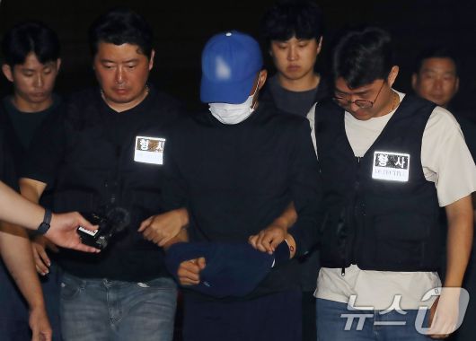 대구에서 스토킹 해오던 여성을 살해한 피의자 A씨가 15일 오전 대구 성서경찰서로 압송되고 있다.  2025.6.15/뉴스1 ⓒ News1 공정식 기자