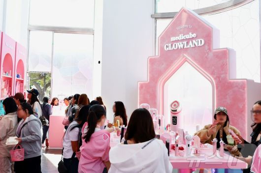 에이피알 메디큐브 LA 글로우랜드 팝업 (에이피알 제공)