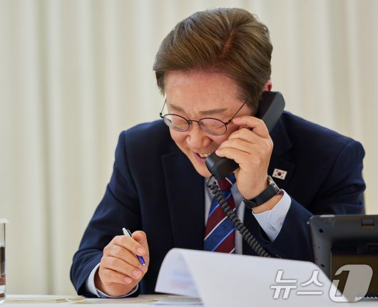 이재명 대통령이 6일 대통령실 관저에서 도널드 트럼프 미국 대통령과 전화 통화를 하고 있다. (대통령실 제공. 재판매 및 DB 금지) 2025.6.6/뉴스1 ⓒ News1 허경 기자