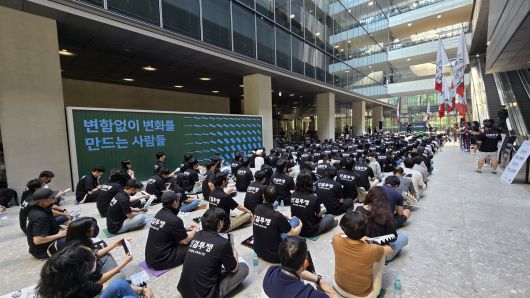 민주노총 산하 전국화학섬유식품산업노동조합(화섬식품노조)  네이버지회 '공동성명'이 11일 경기 성남시 네이버 제2 사옥 1784에서 최인혁 네이버 테크비즈니스 부문 대표 복귀에 반대하는 집회를 열었다. (카카오 노조 '크루유니언' 제공)