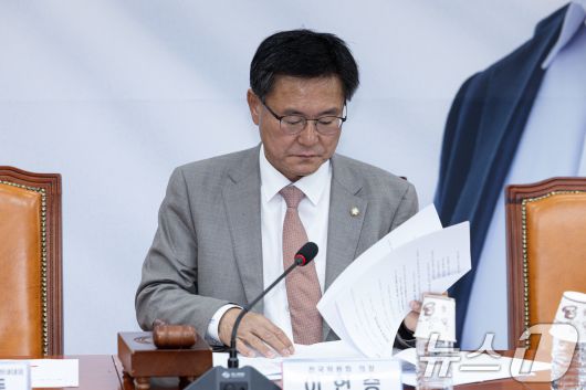이헌승 국민의힘 전구구이원회 의장이 15일 오전 서울 여의도 국회에서 열린 제15차 전국위원회에서 자료를 살펴보고 있다. 2025.5.15/뉴스1 ⓒ News1 이재명 기자