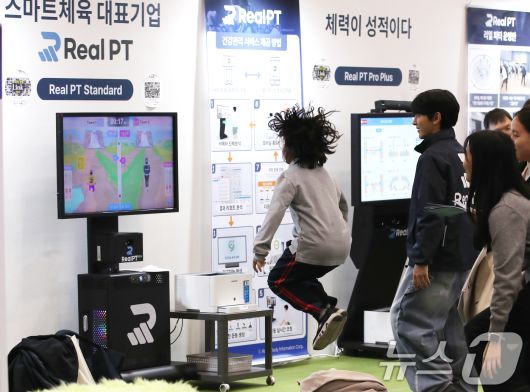 인공지능(AI) 디지털교과서 도입을 앞두고 지난해 12월 13일 경기도 고양시 킨텍스에서 열린 ‘2024 대한민국 교육혁신 박람회’를 찾은 관람객들이 전시관 체험을 하고 있다. /뉴스1 ⓒ News1 권현진 기자