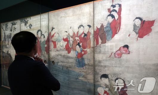 16일 서울 용산구 국립중앙박물관 상설전시관에서 열린 한일 국교 정상화 60주년 기념 특별전 '일본미술, 네 가지 시선' 언론공개회에서 참석자가 전시를 둘러보고 있다. 국립중앙박물관과 일본 도쿄국립박물관이 공동으로 개최하는 이번 전시는 두 기관의 소장품 62건을 중심으로 일본미술의 외적 아름다움과 내면의 정서를 감상할 수 있도록 구성했으며, 오는 17일부터 8월 10일까지 개최된다. 2025.6.16/뉴스1 ⓒ News1 박지혜 기자