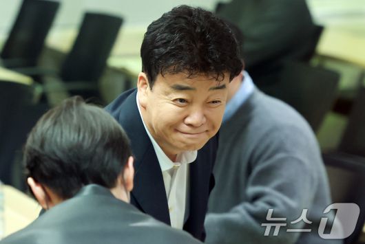 백종원 더본코리아 대표가 서울 서초구 스페이스쉐어 강남역센터에서 열린 정기 주주총회에서 참석해 주주들과 인사를 나누고 있다. 2025.3.28/뉴스1 ⓒ News1 김진환 기자