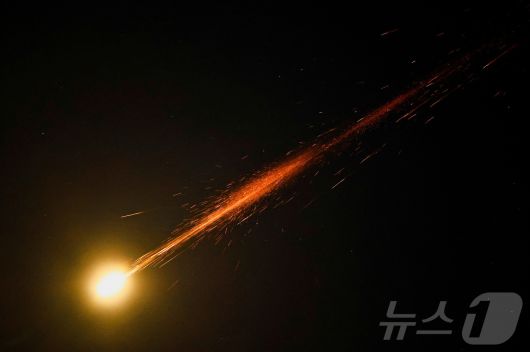 이스라엘 남부 아슈켈론 상공에서 15일 이란 미사일이 이스라엘 방공체계에 의해 요격되는 장면이 목격됐다. 2025.6.15 ⓒ 로이터=뉴스1 ⓒ News1 강민경 기자