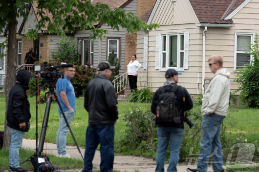 14일(현지시간) 미국 미네소타주 미니애폴리스에서 민주당 주 하원의원 멀리사 홀트먼과 그녀의 남편 마크가 총격으로 사망한 사건이 발생한 가운데 용의자인 밴스 볼터(57세) 거주지 인근에 취재진이 모여 있다. 2025.06.14 ⓒ 로이터=뉴스1 ⓒ News1 류정민 특파원