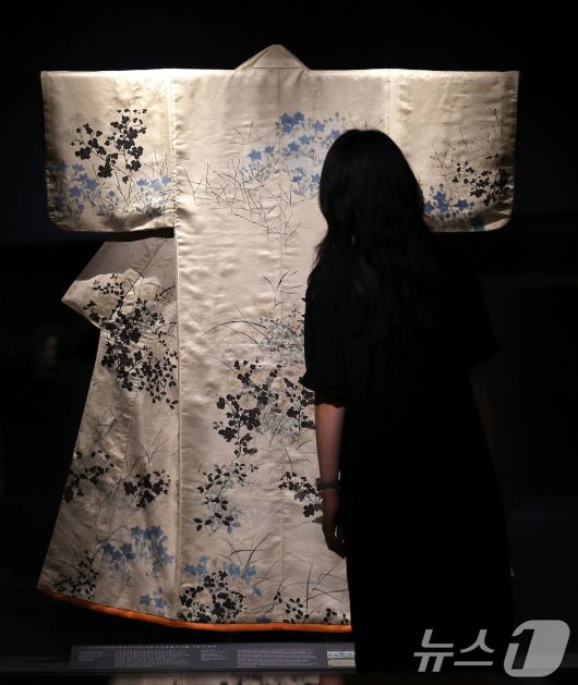 16일 서울 용산구 국립중앙박물관 상설전시관에서 열린 한일 국교 정상화 60주년 기념 특별전 '일본미술, 네 가지 시선' 언론공개회에서 참석자가 가을풀무니 고소데를 살펴보고 있다. '가을풀무늬 고소데(소맷부리가 짧은 기모노)'는 일본 장식 화풍의 대가로 알려진 에도 시대의 화가 오가타 고린이 직접 가을풀무늬를 그려 넣은 옷으로, 도쿄국립박물관의 대표 전시품이다. 2025.6.16/뉴스1 ⓒ News1 박지혜 기자