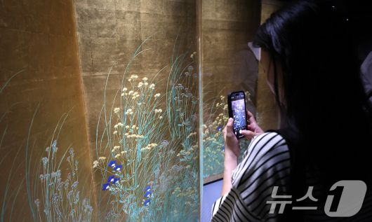 16일 서울 용산구 국립중앙박물관 상설전시관에서 열린 한일 국교 정상화 60주년 기념 특별전 '일본미술, 네 가지 시선' 언론공개회에서 참석자가 전시를 둘러보고 있다. 국립중앙박물관과 일본 도쿄국립박물관이 공동으로 개최하는 이번 전시는 두 기관의 소장품 62건을 중심으로 일본미술의 외적 아름다움과 내면의 정서를 감상할 수 있도록 구성했으며, 오는 17일부터 8월 10일까지 개최된다. 2025.6.16/뉴스1 ⓒ News1 박지혜 기자