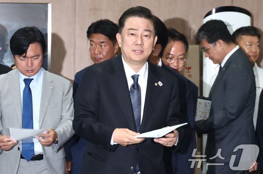 김병기 더불어민주당 신임 원내대표가 15일 오전 서울 여의도 국회 소통관에서 원내대표단 인선발표를 하기 위해 원내대표단과 입장하고 있다. 2025.6.15/뉴스1 ⓒ News1 김민지 기자