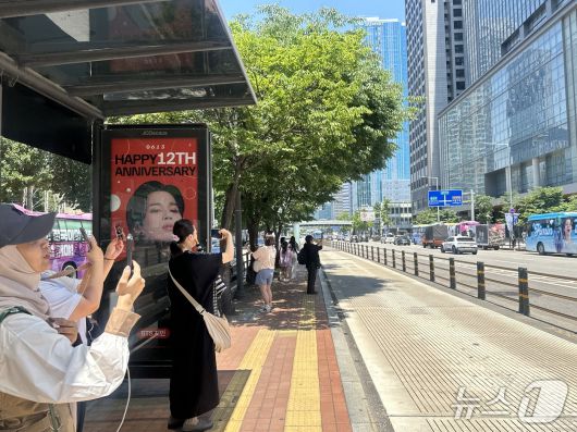 하이브 앞 버스 정류장은 사옥 사진을 찍기 좋은 포인트이다ⓒ News1 윤슬빈 기자