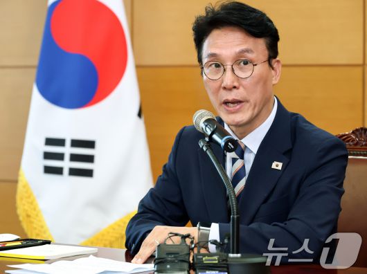 김민석 국무총리 후보자가 16일 오전 서울 종로구 금융감독연수원에 마련된 청문회 준비단 사무실에서 열린 경제·민생분야 부처 업무보고에서 모두발언을 하고 있다. (공동취재) 2025.6.16/뉴스1 ⓒ News1 임세영 기자