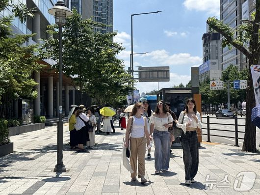 세계 각국에서 온 외국인들이 용산을 찾아 둘러보고 있다.ⓒ News1 윤슬빈 기자