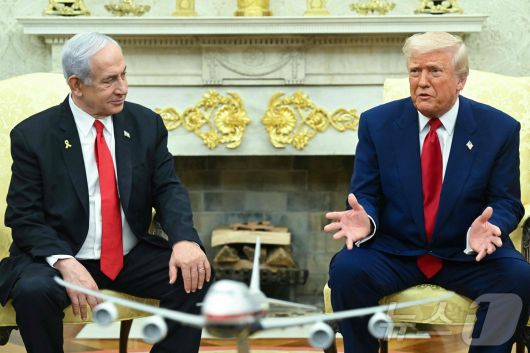 도널드 트럼프 미국 대통령이 7일(현지시간) 워싱턴 백악관에서 방미 중인 베냐민 네타냐후 이스라엘 총리와 회담을 하고 있다. 2025.04.08 ⓒ AFP=뉴스1 ⓒ News1 우동명 기자