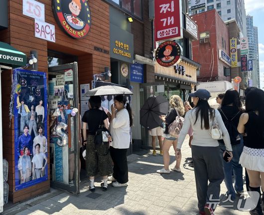 하이브에서 신용산역까지 이어지는 카페와 음식점에 외국인들이 인산인해를 이루고 있다 .ⓒ News1 윤슬빈 기자