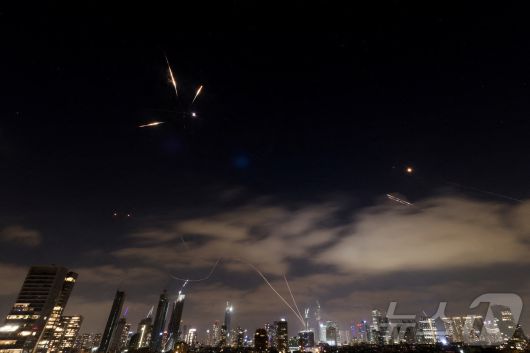 2025년 6월 15일 이스라엘 텔아비브에서 바라본 이란 미사일이 요격되는 장면. ⓒ 로이터=뉴스1 ⓒ News1 신기림 기자