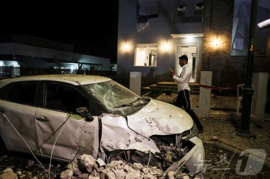 이스라엘 남부 자브디엘이 15일 이란의 보복 공격을 받았다. 미사일 공격으로 자동차가 파괴된 모습이 보인다. 2025.6.15 ⓒ 로이터=뉴스1 ⓒ News1 강민경 기자