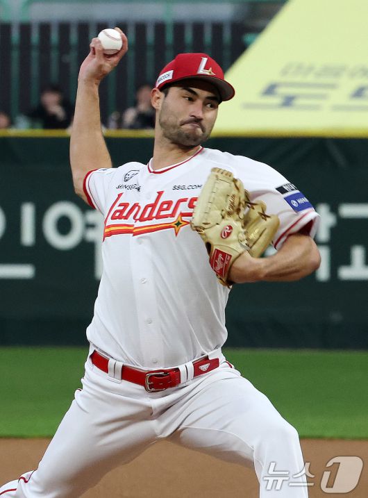 17일 인천시 미추홀구 인천SSG랜더스필드에서 열린 프로야구 '2025 신한 SOL 뱅크 KBO리그' SSG와 한화의 경기에서 SSG 선발 투수 화이트가 역투하고 있다. 2025.4.17/뉴스1 ⓒ News1 박세연 기자