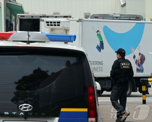 지난 5월 27일 오후 경기 시흥시 SPC삼립 시화공장에서 국립과학수사연구원 등 관계자들이 근로자 안전 사고 관련 합동 감식을 위해 이동하고 있다. 2025.5.27/뉴스1 ⓒ News1 황기선 기자