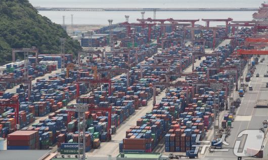 11일 부산항 신선대부두 야적장에 컨테이너가 가득 쌓여 있다. 이날 관세청이 잠정 집계한 6월 1~10일 수출입동향에 따르면 이 기간 수출은 지난해 같은 기간보다 5.4%늘어난 155억 달러를 기록했다. 같은 기간 수입은 172억 달러로 전년동기대비 11.5% 증가했다. 무역수지는 17억 달러 적자를 냈다. 이 기간 대미 수출은 전년동기 대비 3.9% 증가했다. 지난 4월에는 6.8%, 5월엔 8.1%씩 감소한 바 있다. 2025.6.11/뉴스1 ⓒ News1 윤일지 기자