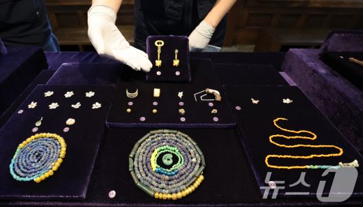 17일 서울 중구 한국의집에서 열린 ‘공주 무령왕릉과 왕릉원 조사성과’ 언론공개회에서 장신구와 백제 23대왕 삼근왕의 어금니로 추정되는 치아 등 1-3호분에서 출토된 유물을 공개하고 있다. 국가유산청 국립부여문화유산연구소는 23년 9월부터 1-4호분에 대한 발굴조사를 진행해 왕족의 장신구와 삼근왕의 어금니로 추정되는 치아 등을 발굴 했다고 밝혔다. 2025.6.17/뉴스1 ⓒ News1 박세연 기자