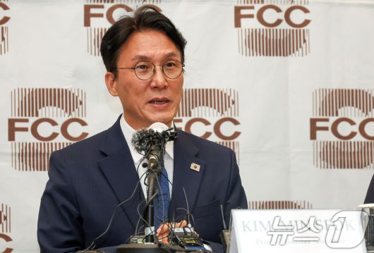 김민석 국무총리 후보자가 17일 오후 서울 중구 프레스센터에서 열린 외신기자간담회에서 모두발언을 하고 있다. (공동취재) 2025.6.17/뉴스1 ⓒ News1 김명섭 기자