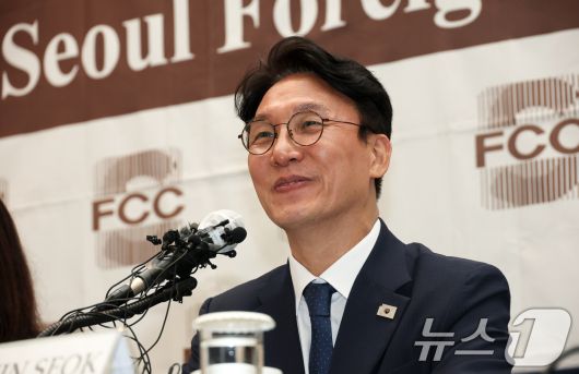 김민석 국무총리 후보자가 17일 오후 서울 중구 프레스센터에서 열린 외신기자간담회에서 모두발언을 하고 있다. (공동취재) 2025.6.17/뉴스1 ⓒ News1 김명섭 기자