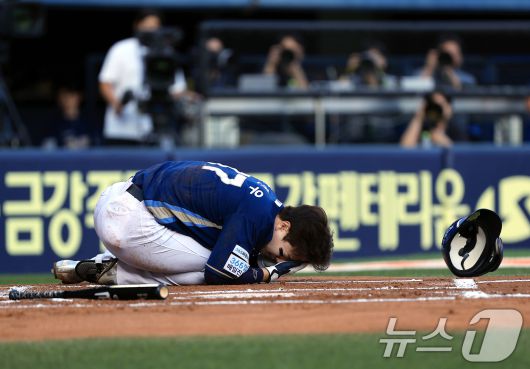 17일 오후 서울 송파구 잠실야구장에서 열린 프로야구 '2025 신한 SOL뱅크 KBO 리그' NC 다이노스와 LG 트윈스의 경기, 2회초 무사 주자 1루 상황 NC 박건우가 LG 선발 에르난데스의 투구에 맞아 괴로워 하고 있다. 2025.6.17/뉴스1 ⓒ News1 박정호 기자