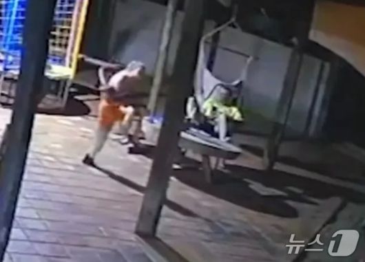 브라질 마투그로수두술주(州)에서 2살배기 아기가 아버지의 9mm 권총을 가지고 놀다가 실수로 어머니를 쏴 숨지게 했다. 주황색 옷이 아기, 형광 연두색 옷이 아이의 아버지, 분홍색 옷이 아이의 어머니.(X 갈무리).