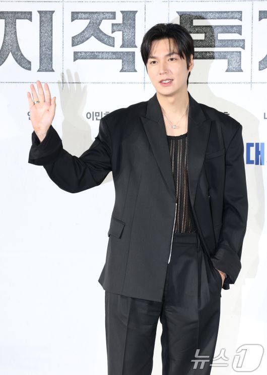 배우 이민호가 17일 서울 광진구 롯데시네마 건대입구에서 열린 영화 '전지적 독자 시점‘(감독 김병우) 제작보고회에 참석해 포즈를 취하고 있다. '전지적 독자 시점'은 10년 이상 연재된 소설이 완결된 날 소설 속 세계가 현실이 되어 버리고, 유일한 독자였던 ‘김독자’가 소설의 주인공 ‘유중혁’ 그리고 동료들과 함께 멸망한 세계에서 살아남기 위한 판타지 액션 영화다. 2025.6.17/뉴스1 ⓒ News1 권현진 기자