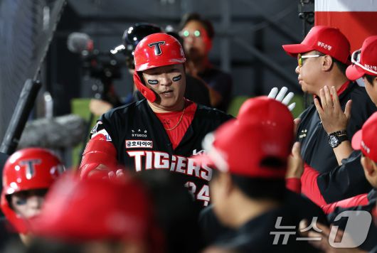 20일 오후 수원KT위즈파크에서 열린 2025 신한 SOL뱅크 KBO리그 KT위즈와 KIA 타이거즈의 경기에서 KIA 최형우가 6회초 2사 2루 상황 KT 원상현 상대로 2점 홈런을 날린 뒤 이범호 감독의 축하를 받고 있다. 2025.5.20/뉴스1 ⓒ News1 박지혜 기자