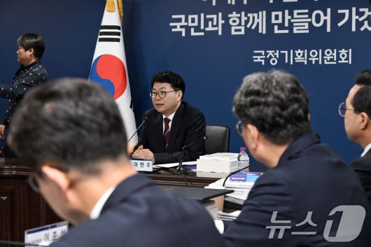 이한주 국정기획위원회 위원장이 지난 16일 서울 종로구 정부서울청사 창성동 별관에서 열린 1차 전체 회의에서 모두 발언하고 있다. 이날 출범한 국정기획위원회는 정부가 임기 중 추진할 국정과제의 로드맵을 제시하며 '국정운영 5개년 계획'을 마련할 방침이다. (공동취재) 2025.6.16/뉴스1 ⓒ News1 신웅수 기자