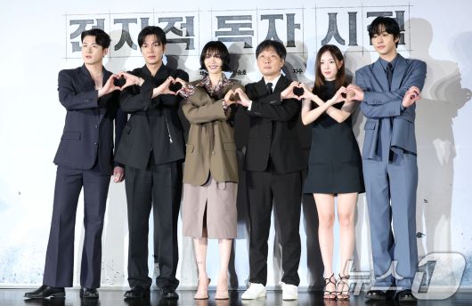 배우 신승호(왼쪽부터)와 이민호, 나나, 김병우 감독, 채수빈, 안효섭이 17일 서울 광진구 롯데시네마 건대입구에서 열린 영화 '전지적 독자 시점‘ 제작보고회에 참석해 포즈를 취하고 있다. '전지적 독자 시점'은 10년 이상 연재된 소설이 완결된 날 소설 속 세계가 현실이 되어 버리고, 유일한 독자였던 ‘김독자’가 소설의 주인공 ‘유중혁’ 그리고 동료들과 함께 멸망한 세계에서 살아남기 위한 판타지 액션 영화다. 2025.6.17/뉴스1 ⓒ News1 권현진 기자