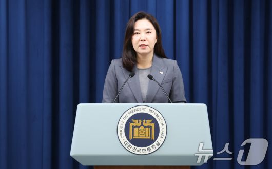 강유정 대통령실 대변인이 16일 서울 용산구 대통령실 청사에서 국민추천제 관련 브리핑을 하고 있다. 2025.6.16/뉴스1 ⓒ News1 허경 기자