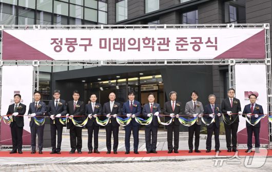 16일 서울 성북구 고려대학교 의료원 메디사이언스파크에서 열린 '정몽구 미래의학관 준공식'에서 정의선 현대차그룹 회장, 김재호 고려중앙학원 이사장, 김동원 고려대 총장, 승명호 교우회장 등 참석자들이 테이프커팅을 하고 있다. 사진 왼쪽부터 서동훈 안산병원장, 민병욱 구로병원장, 한승범 안암병원장, 편성범 의과대학장, 윤을식 의무부총장, 정의선 현대차그룹 회장, 김재호 고려중앙학원 이사장, 김동원 고려대 총장, 승명호 교우회장, 정순영 교무부총장, 윤성택 연구부총장, 송진원 대학원장, 윤형선 의대교우회장.(현대차그룹 제공)