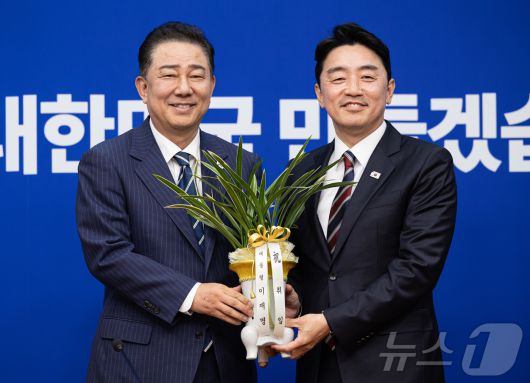 김병기 더불어민주당 대표 직무대행 겸 원내대표가 17일 오후 서울 여의도 국회에서 강훈식 대통령 비서실장에게 축하난을 전달 받고 있다. 2025.6.17/뉴스1 ⓒ News1 이재명 기자