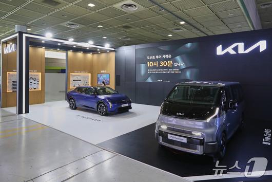 기아가 18일 서울 강남 코엑스에서 열린 인공지능(AI) 엑스포 'MARS 2025'에 중형 전기 세단 'EV4'(왼쪽)와 목적기반차량(PBV) 'PV5'를 전시한 모습(현대자동차그룹 제공). 2025.06.18.