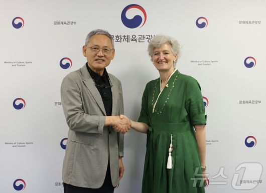 유인촌 문화체육관광부 장관이 2일 서울 종로구 국립현대미술관 서울관에서 타마라 모휘니(Tamara Mawhinney) 주한 캐나다 대사와 면담 전 악수를 하고 있다. (문체부 제공) 2024.8.2/뉴스1