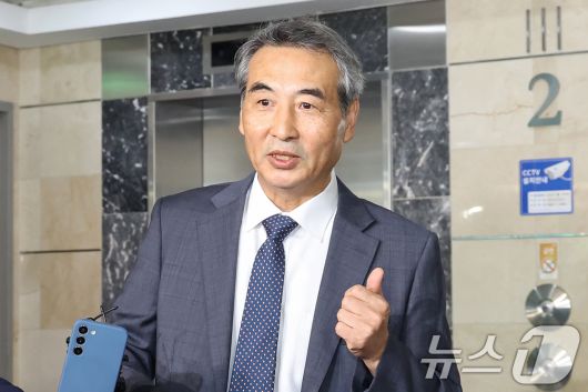 윤석열 전 대통령의 부인 김건희 여사 의혹 관련 사건을 맡은 민중기 특별검사가 17일 오전 서울 서초구 사무실로 출근하고 있다. 2025.6.17/뉴스1 ⓒ News1 민경석 기자