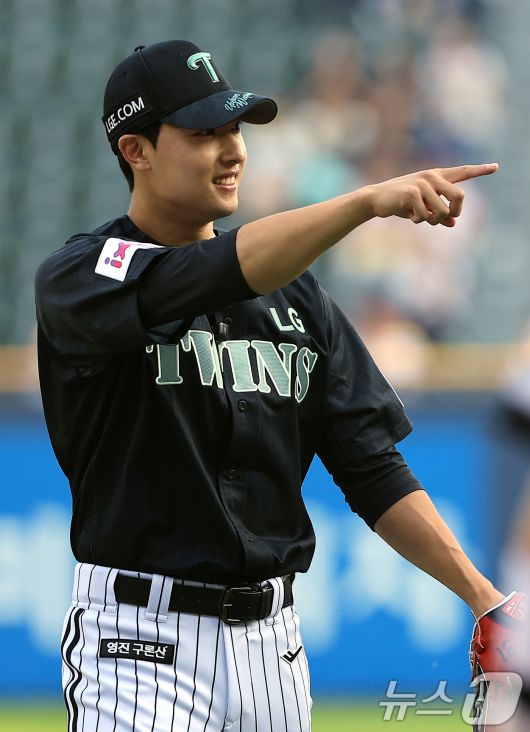 상무(국군체육부대)를 전역한 투수 이정용이 17일 오후 서울 송파구 잠실야구장에서 열린 프로야구 '2025 신한 SOL뱅크 KBO 리그' NC 다이노스와 LG 트윈스의 경기에서 시구를 마친 뒤 덕아웃을 향해 손가락을 가리키고 있다. 2025.6.17/뉴스1 ⓒ News1 박정호 기자