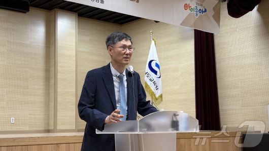 문형배 전 헌법재판소장 권한대행이 18일 오전 경남 창원시 성산구 경남교육청 별관 공감홀에서 '헌법의 관점에서 교육을 생각하다'를 주제로 한 특별강연을 하고 있다. 2025.6.18/뉴스1 ⓒ News1 강정태 기자