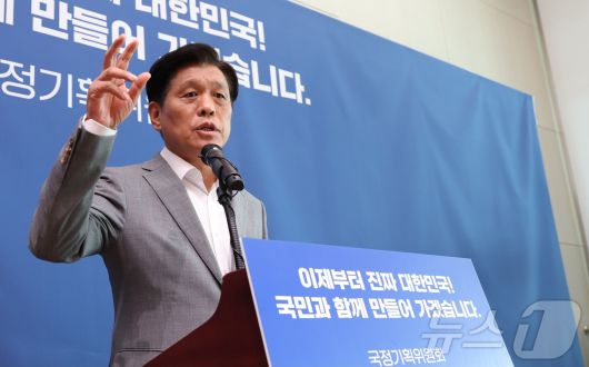 조승래 국정기획위원회 대변인이 19일 오후 세종시 정부세종컨벤션센터에서 출입기자들에게 업무보고 내용 등을 브리핑 하고 있다. 2025.6.18/뉴스1 ⓒ News1 김기남 기자