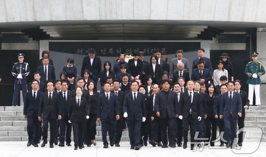 더불어민주당 당대표 출마를 선언한 정청래 의원이 16일 오전 서울 동작구 국립서울현충원에서 현충탑 참배를 마치고 이동하고 있다. 2025.6.16/뉴스1 ⓒ News1 김민지 기자