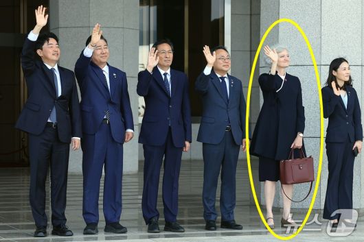 강훈식 대통령 비서실장(왼쪽부터)과 김병기 더불어민주당 원내대표, 우상호 정무수석, 고기동 행정안전부 장관 직무대행, 타마라 모휘니 주한 캐나다 대사 등이 16일 오후 경기도 성남 서울공항에서 캐나다에서 열리는 주요7개국(G7) 정상회의 참석차 출국하는 이재명 대통령이 탑승한 1호기를 향해 손을 흔들고 있다. 역대 대통령 가운데 가장 빠른 취임 12일 만의 첫 해외 방문에 나서는 이 대통령은 의장국인 캐나다의 공식 초청에 따라 옵서버(참관국) 자격으로 G7 확대회의에 참석한다. 2025.6.16/뉴스1 ⓒ News1 박정호 기자